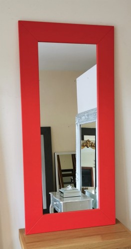 Lustro z prostą czerwoną ramą 70x150