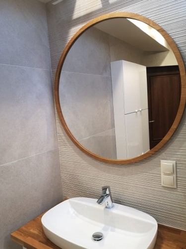 Okrągłe lustro z wąską ramą złoty dąb 90x90