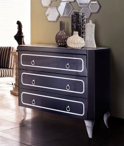 Komoda z czarnym szkłem i srebrnymi dodatkami 3 szuflady