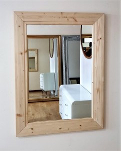 Lustro wiszące w  ramie z  naturalnego drewna 75x100