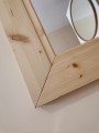 Lustro wiszące w ramie z naturalnego drewna 75x100