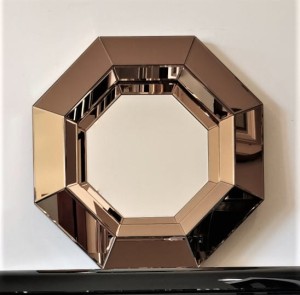 Sześciokątne lustro wiszące z ramą złoto miedzianą  68x68