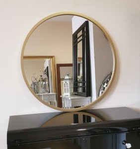 Okrągłe lustro z minimalistyczną złotą ramą 81x81