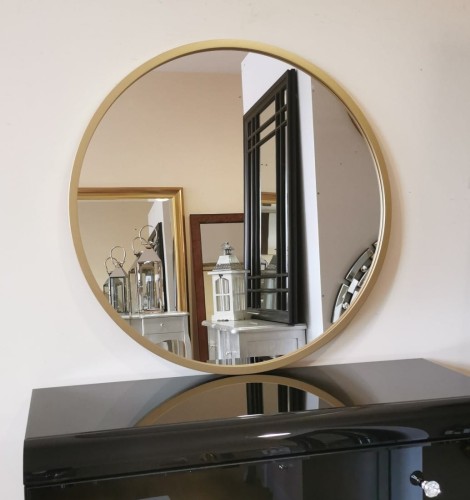 Okrągłe lustro z minimalistyczną złotą ramą 81x81