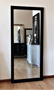 Duże lustro z efektowną czarną ramą 73x183