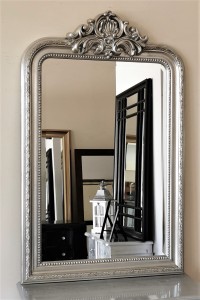 Stylowe srebrne lustro w ramie drewnianej 77x120