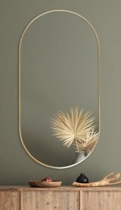 Ekskluzywne lustro owalne z wąską złotą aluminiową ramą, idealne do łazienki