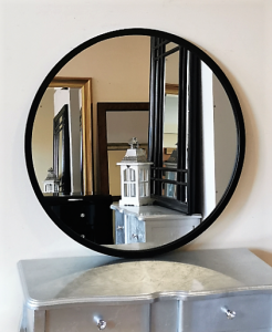 Okrągłe lustro z minimalistyczną czarną ramą 75x75