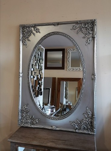Owalne lustro w stylowej oprawie