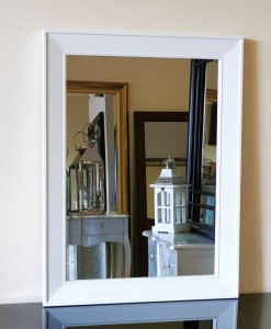 Lustro z białą strukturyzowaną ramą 60x80