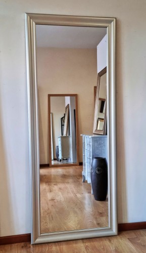 Duże lustro w klasycznej srebrnej oprawie 75x135