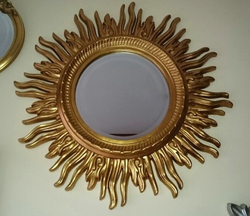 Złote lustro dekoracyjne w kształcie słońca