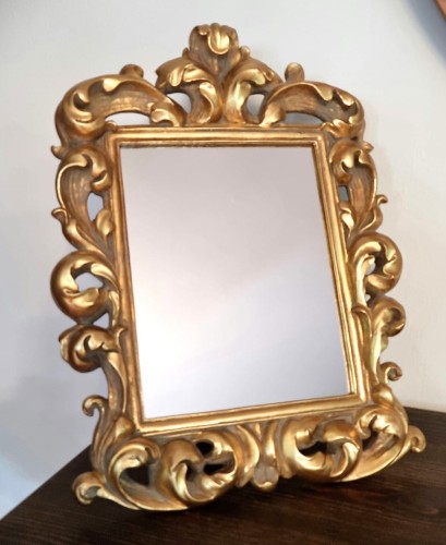 Złote lusterko stojące ażurowe