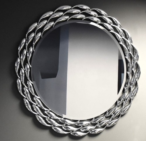 Okrągłe lustro w dekoracyjnej oprawie ze szklanych łezek