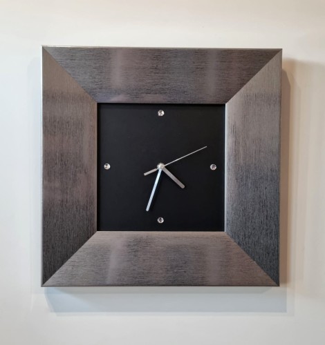 Zegar ścienny z kryształami Swarowskiego rama srebrna 43x43