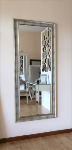 Eleganckie lustro z ramą drewnianą srebrną 70x160