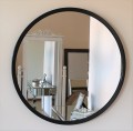 Okrągłe lustro w prostej czarnej ramie 70x70