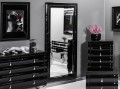 Czarna szklana komoda w stylu glamour