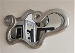 Srebrne lustro dekoracyjne z fantazyjną srebrną ramą