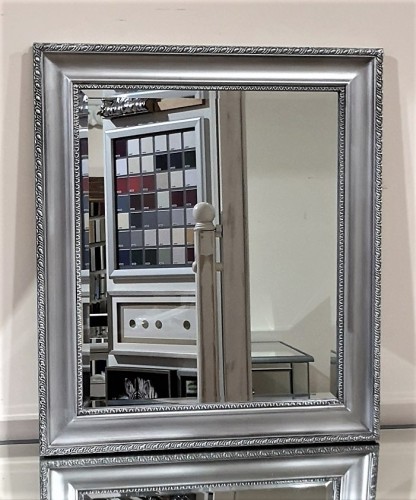 Lustro w ładnej srebrnej oprawie 64 x 74