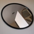 Okrągłe lustro w prostej czarnej ramie 70x70